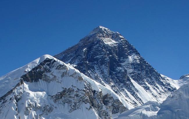 С начала сезона на Эвересте погибли 10 альпинистов