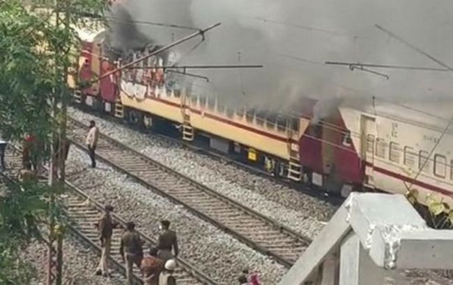 В Індії протестувальники закидали камінням і підпалили пасажирський потяг