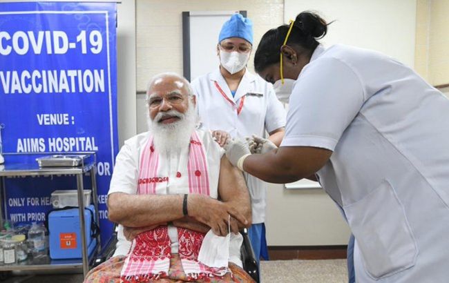 Прем'єр Індії вакцинувався від COVID-19