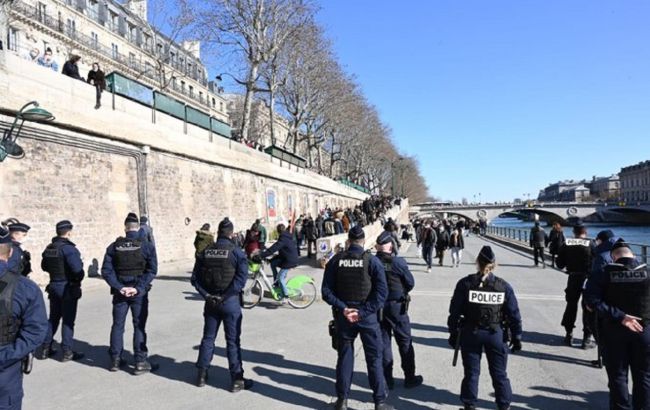 Не соблюдали дистанцию и ходили без масок: в Париже полиция разогнала отдыхающих