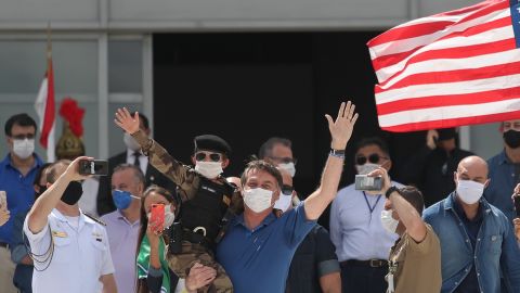 Президент Бразилии, не смотря на карантин, сфотографировался с детьми на акции протеста