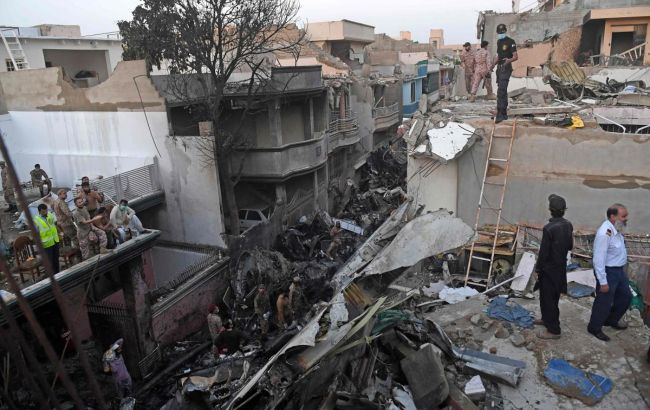 У Пакистані підтвердили інформацію про осіб, що вижили в авіакатастрофі