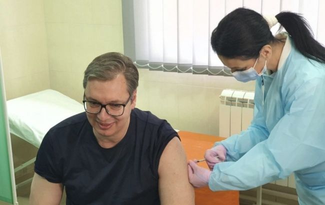 Не "Супутником": президент Сербії вакцинувався від коронавірусу