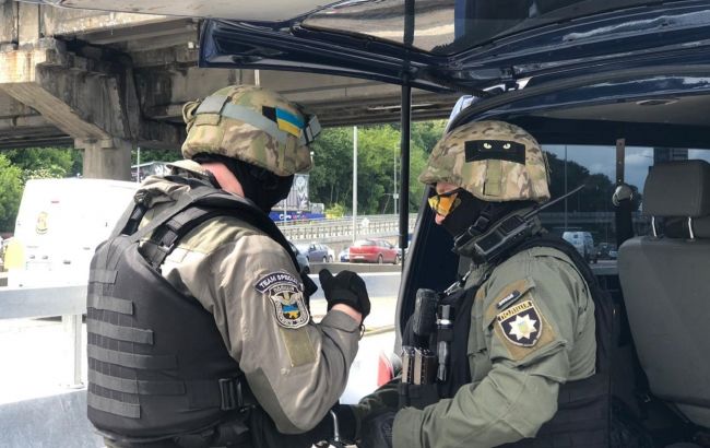 Спецоперация на мосту Метро в Киеве: на месте работает полиция и спасатели