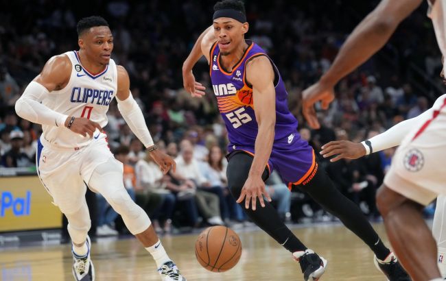 Породистый слэм-данк форварда не спас "Финикс" от поражения: момент дня в НБА