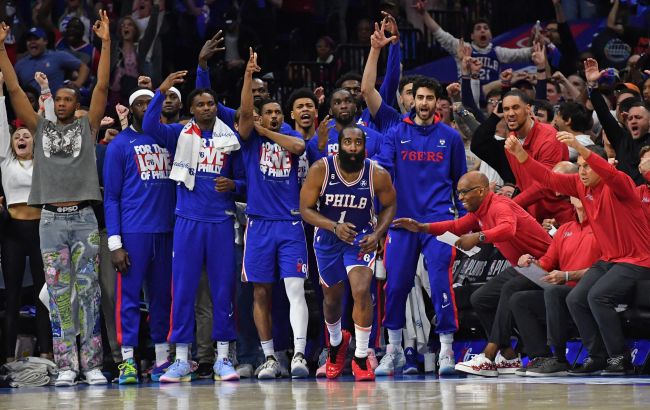 Победный трехочковый звезды "Филадельфии" с передачи MVP сезона: момент дня в НБА