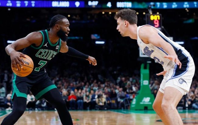Силовой слэм-данк звезды утвердил отрыв "Бостона": момент дня в НБА