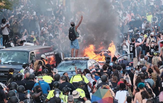 Протести в США: Білий дім заблокували, поліцію закидали камінням