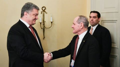 Порошенко обговорив з головою Комітету Сенату США нові санкції проти Росії