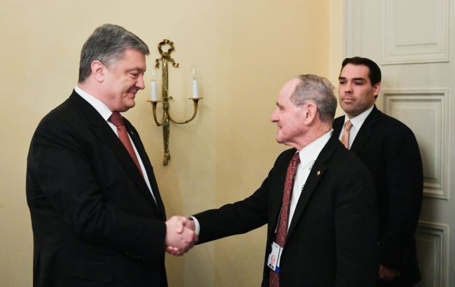 Порошенко обговорив з головою Комітету Сенату США нові санкції проти Росії