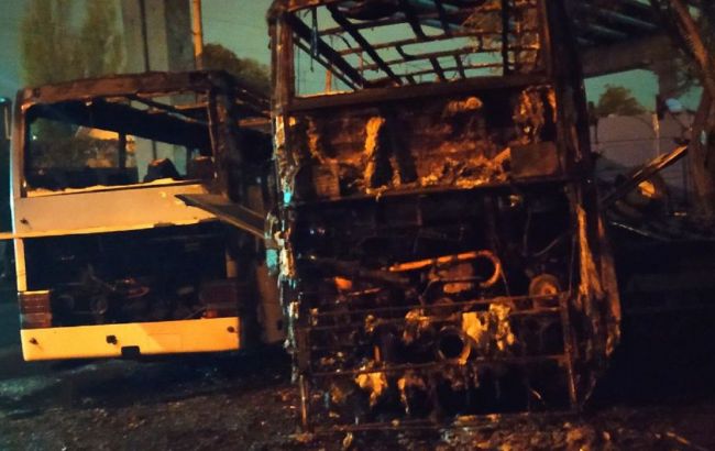 В Одессе на автостоянке загорелись автобусы и эвакуатор, есть пострадавший