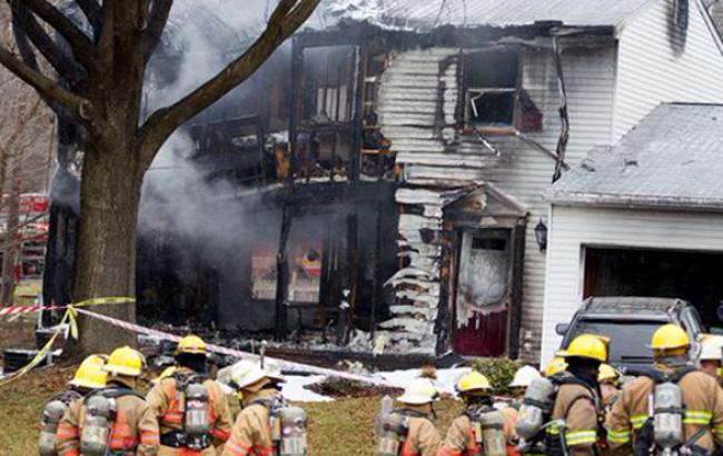 В США шесть человек погибли при падении самолета на жилой дом