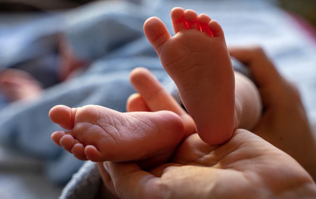 Продавала сина за 400 тисяч: у Маріуполі мати почала шукати покупців для немовля до його народження