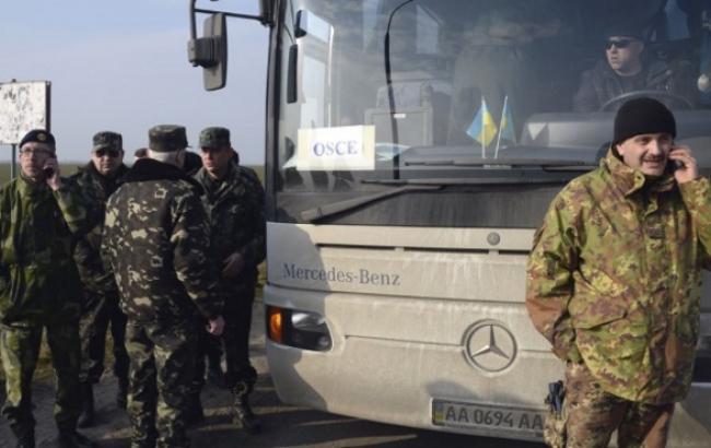 ОБСЄ продовжує фіксувати відведення техніки на Донбасі