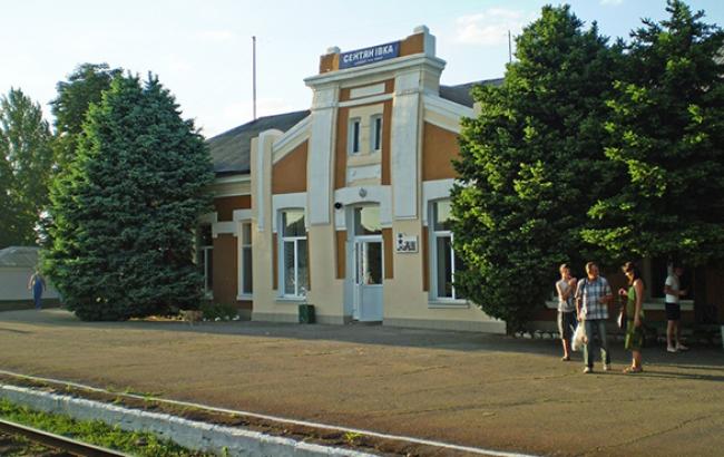 Через обстріли зупинено рух поїздів через станцію Сентянівка в Луганській області
