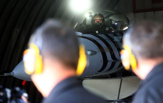 Перша група українських пілотів у Данії приступила до тренувань на F-16