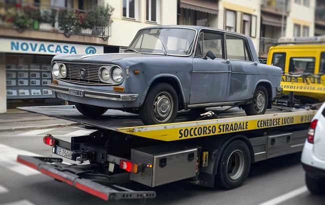 В Італії з тротуару евакуювали Lancia, яка простояла на одному місці майже 50 років