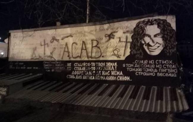 В Одессе вандалы изуродовали стену памяти Кузьмы Скрябина