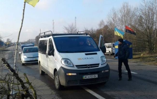 Активисты заблокировали 14 российских фур в Черновицкой области