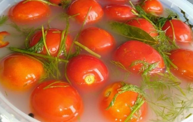 Не хуже бочковых: квашеные помидоры, которые будут готовы всего за 3 дня