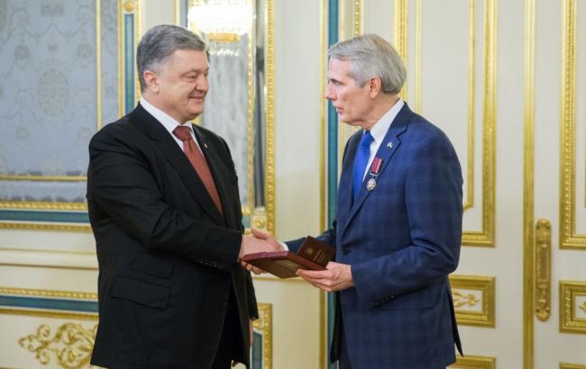 Петр Порошенко наградил сенатора США Портмана орденом "За заслуги"