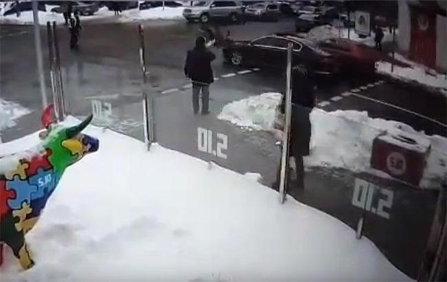 В Киеве машина из кортежа Порошенко сбила пешехода