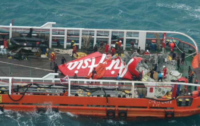 Власти Индонезии подтвердили обнаружение "черного ящика" самолета AirAsia