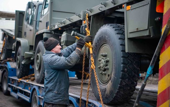 Порошенко показал, как работает волонтерская СТО, где ремонтируют ...