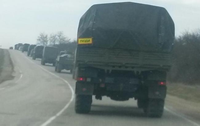 Журналисты AP зафиксировали передвижение трех колонн военных автомобилей на подконтрольной боевикам территории