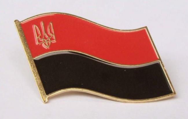 В Мариуполе милиция задержала мужчину, перепутав флаг УПА с флагом ДНР