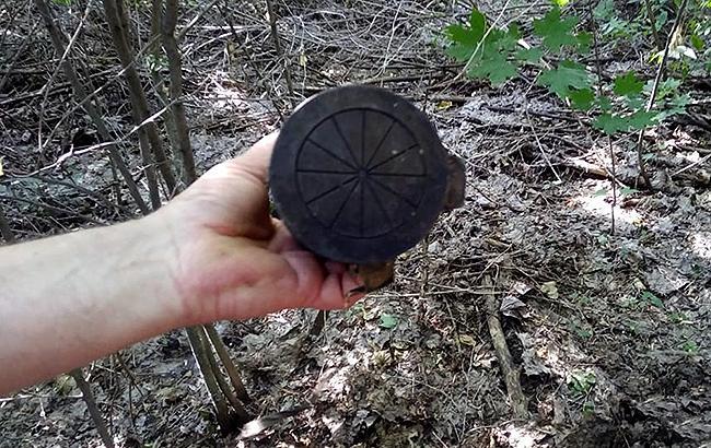 У Харківській області у лісосмузі виявили схрон з гранатометами