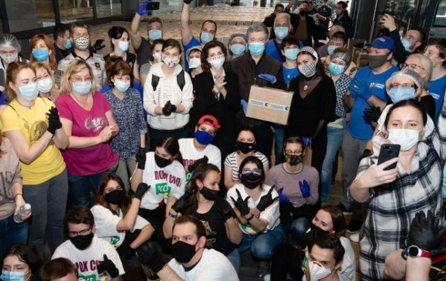 У Порошенка відправили в регіони нову партію продуктових наборів та костюмів для лікарів