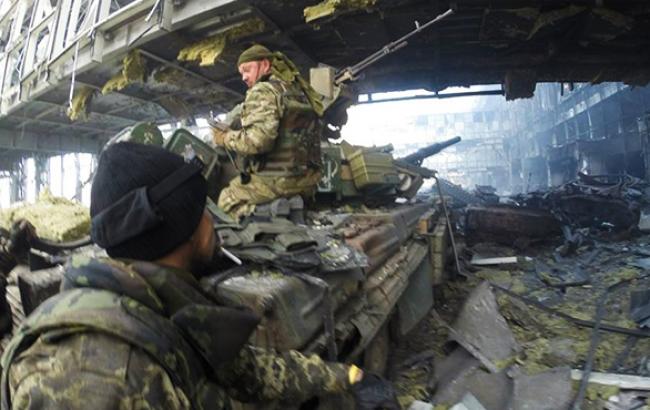 Лідер ДНР заявляє про вивішуванні прапора бойовиків над аеропортом Донецька