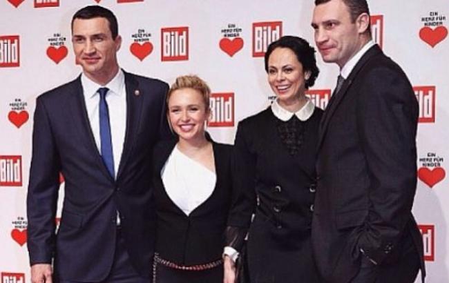 Виталий и Владимир Кличко вышли в свет со своими супругами