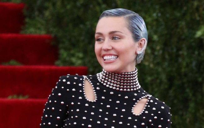 Майли Сайрус спела о силе однополой любви