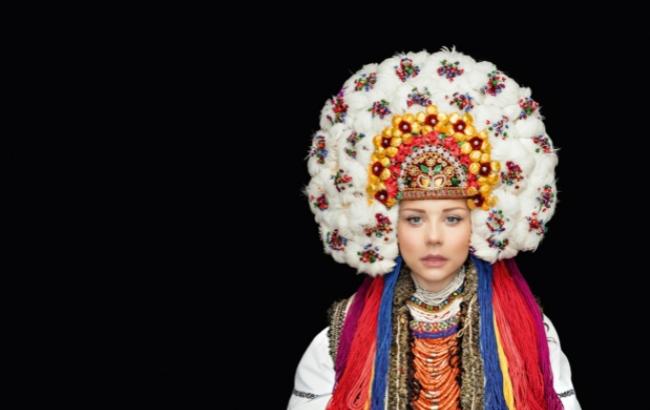 Кароль, Ефросинина, Фреймут снялись в фантастических национальных костюмах