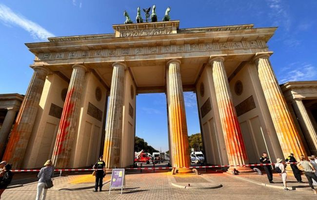 В Берлине экоактивисты облили краской Бранденбургские ворота