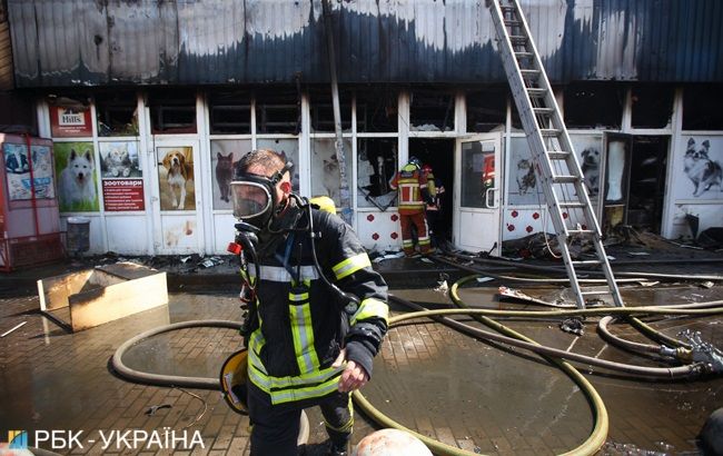 В Киеве на Дарнице горит рынок