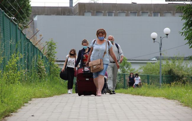 На границе с Польшей застряли сотни украинцев: под палящим солнцем и проливным дождем