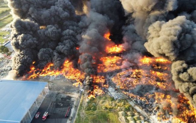 В Хорватії вже понад 10 годин горить завод пластмаси: фото та відео