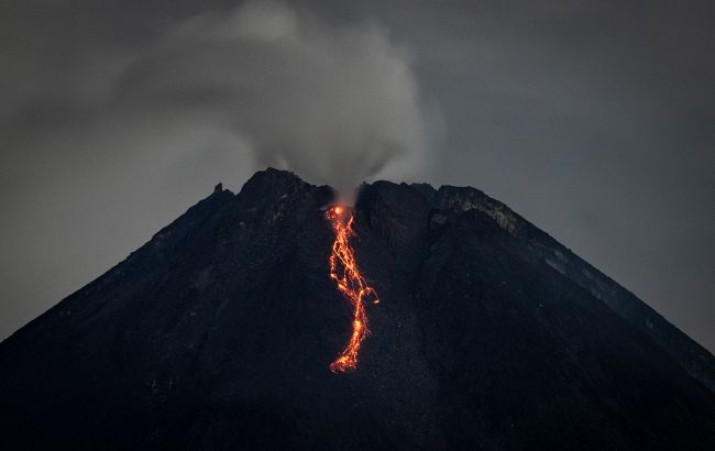 В Индонезии проснулся крупный вулкан: волны огня на несколько километров