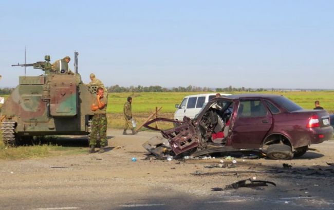 Під Маріуполем в військовий тягач врізалося авто, є жертви