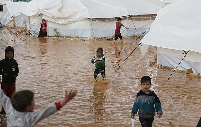 У Сирії сильна злива затопила 11 наметових таборів біженців