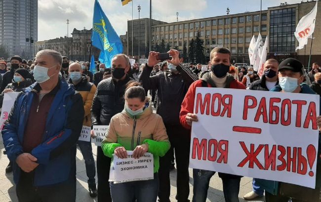 Карантинні протести: у Запоріжжі перекрили рух трамвая, Миколаїв також мітингує