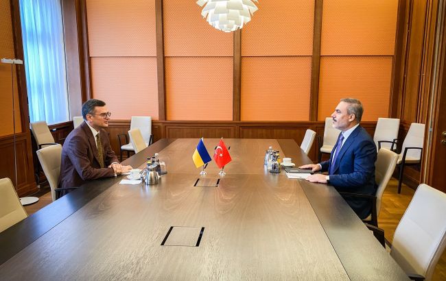 Кулеба обсудил с главой МИД Турции экспорт украинского зерна на мировые рынки