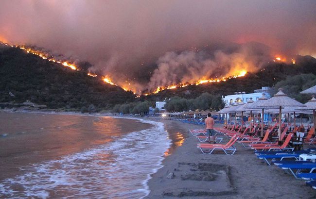 На грецькому острові оголосили масову евакуацію унаслідок лісових пожеж