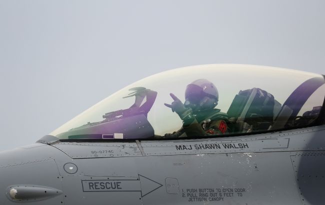 Визначено першу групу українських пілотів для навчань на F-16, - Politico
