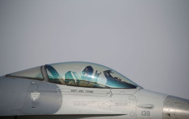 У Данію прибули перші норвезькі F-16, на яких будуть вчитись українські пілоти