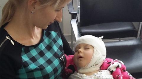 "Отходит от наркоза": в Австрии прооперировали дочь ветерана АТО, которая потеряла слух