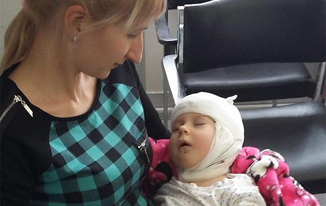 "Відходить від наркозу": в Австрії прооперували дочку ветерана АТО, яка втратила слух